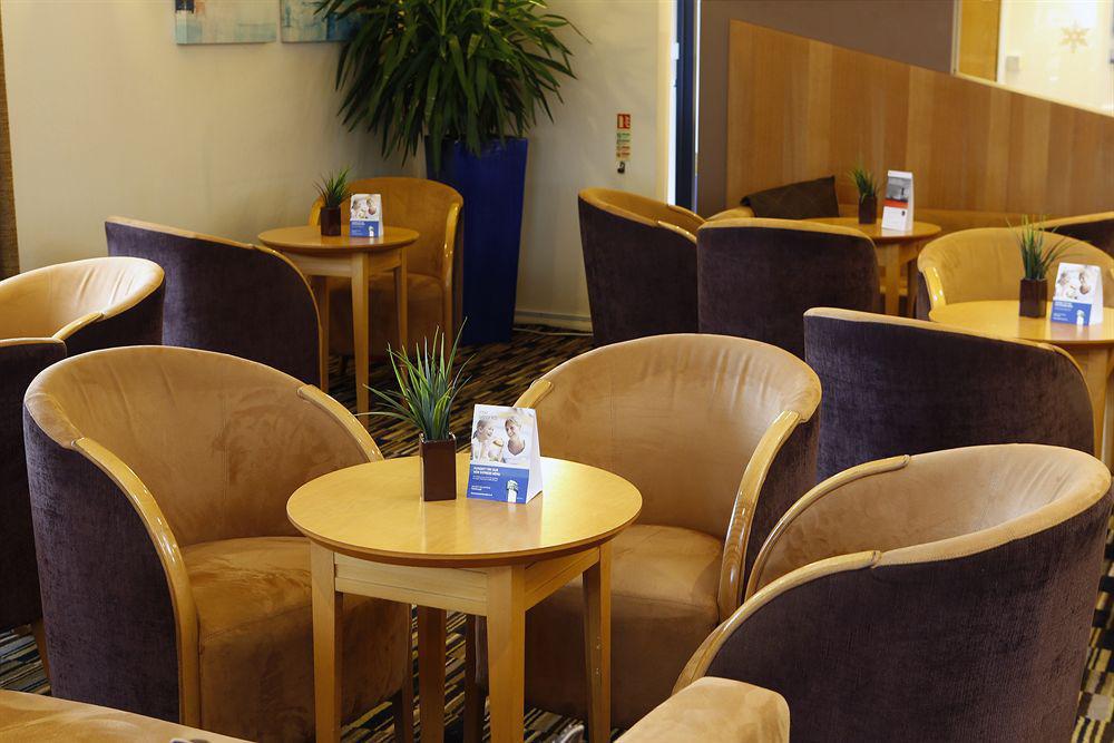 Holiday Inn Express Peterborough By Ihg Exterior foto