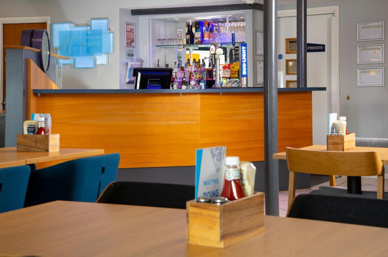 Holiday Inn Express Peterborough By Ihg Exterior foto