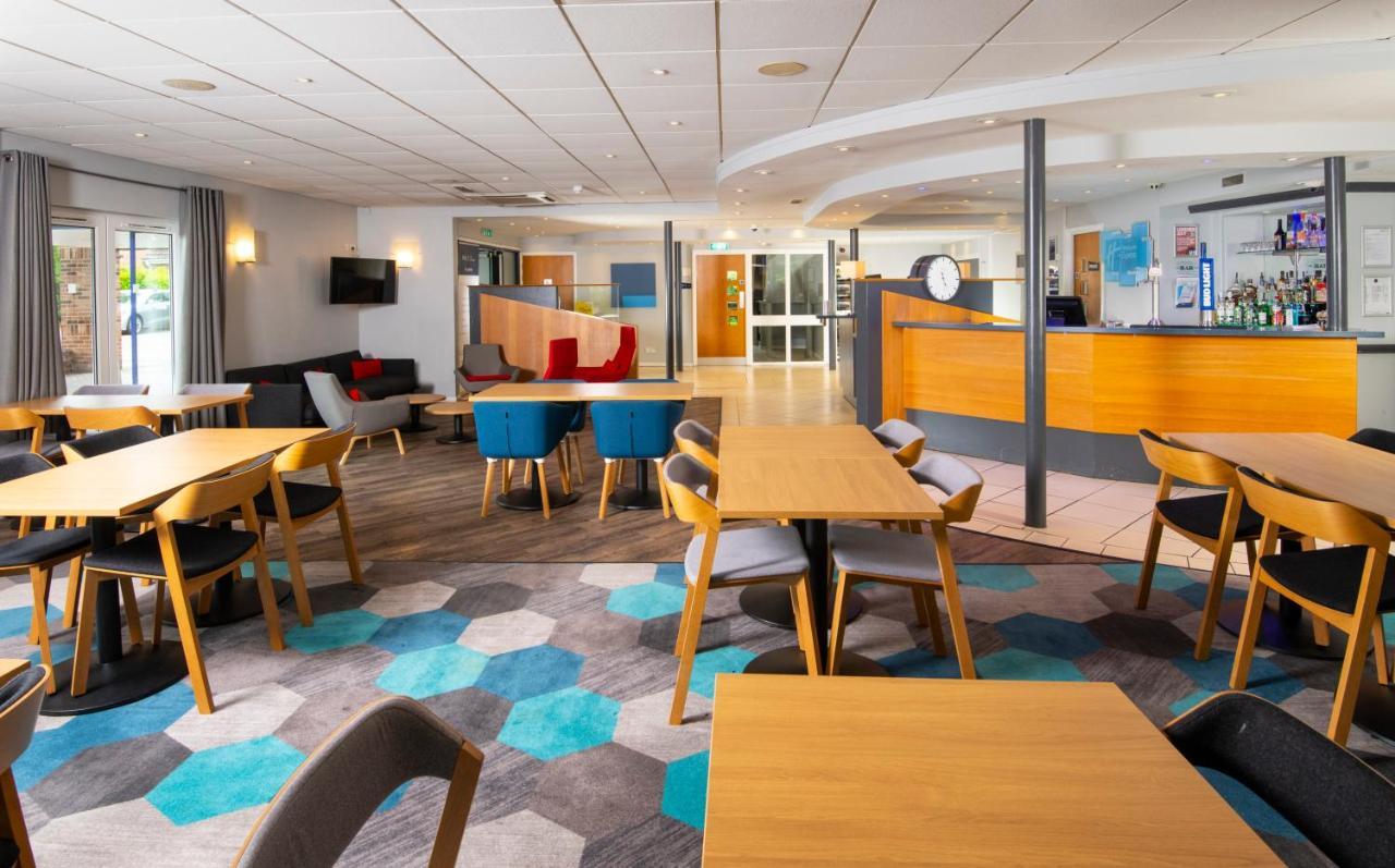 Holiday Inn Express Peterborough By Ihg Exterior foto