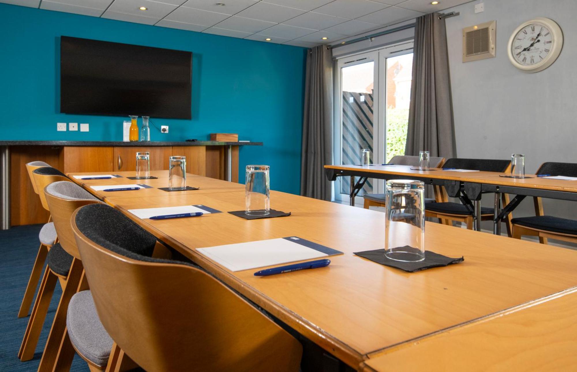 Holiday Inn Express Peterborough By Ihg Exterior foto