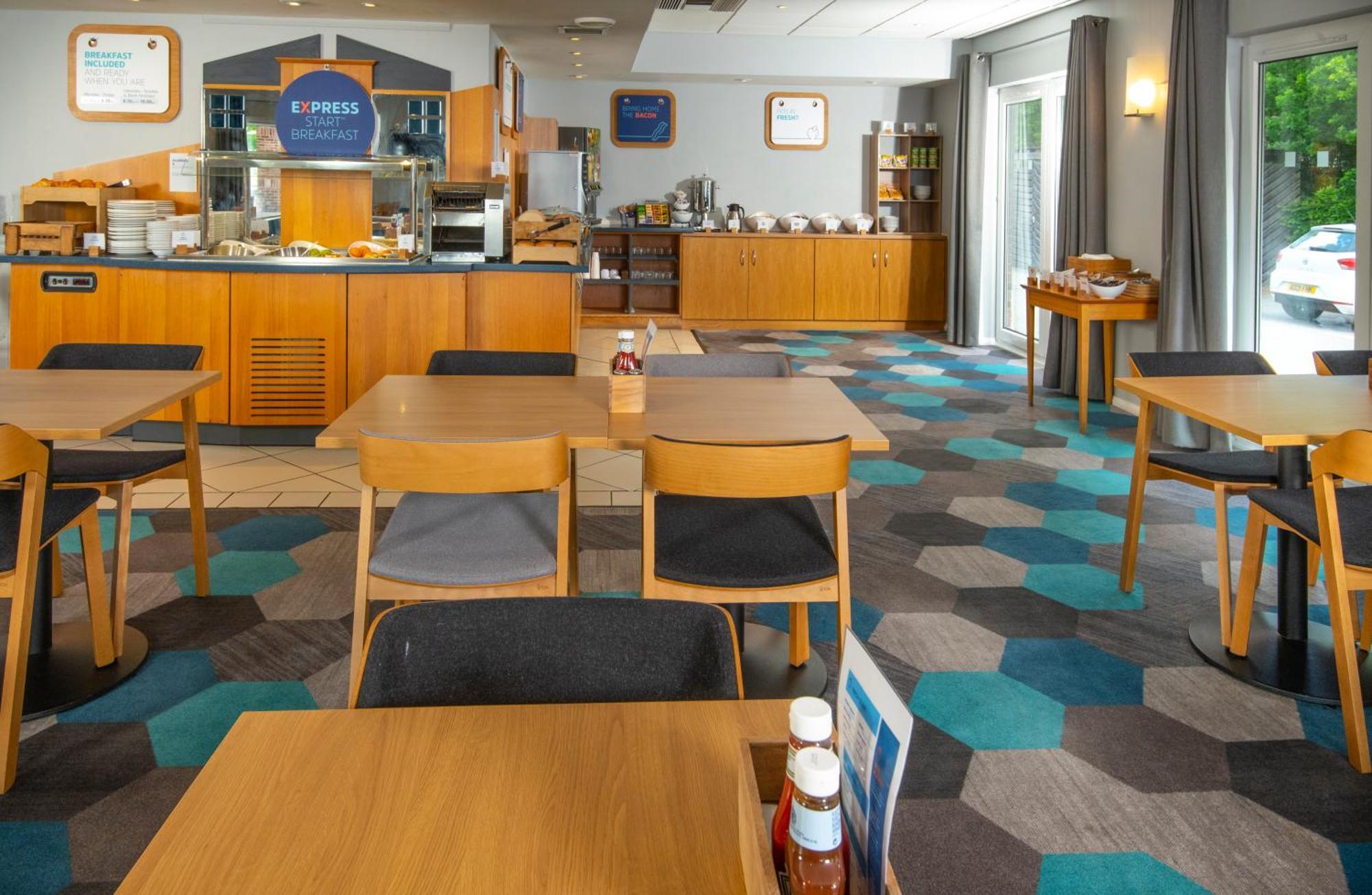 Holiday Inn Express Peterborough By Ihg Exterior foto