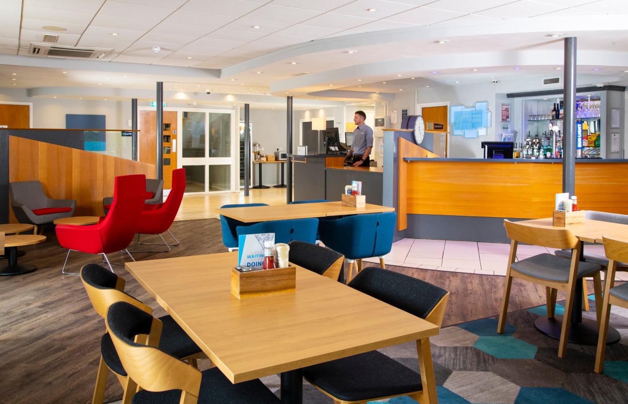 Holiday Inn Express Peterborough By Ihg Exterior foto