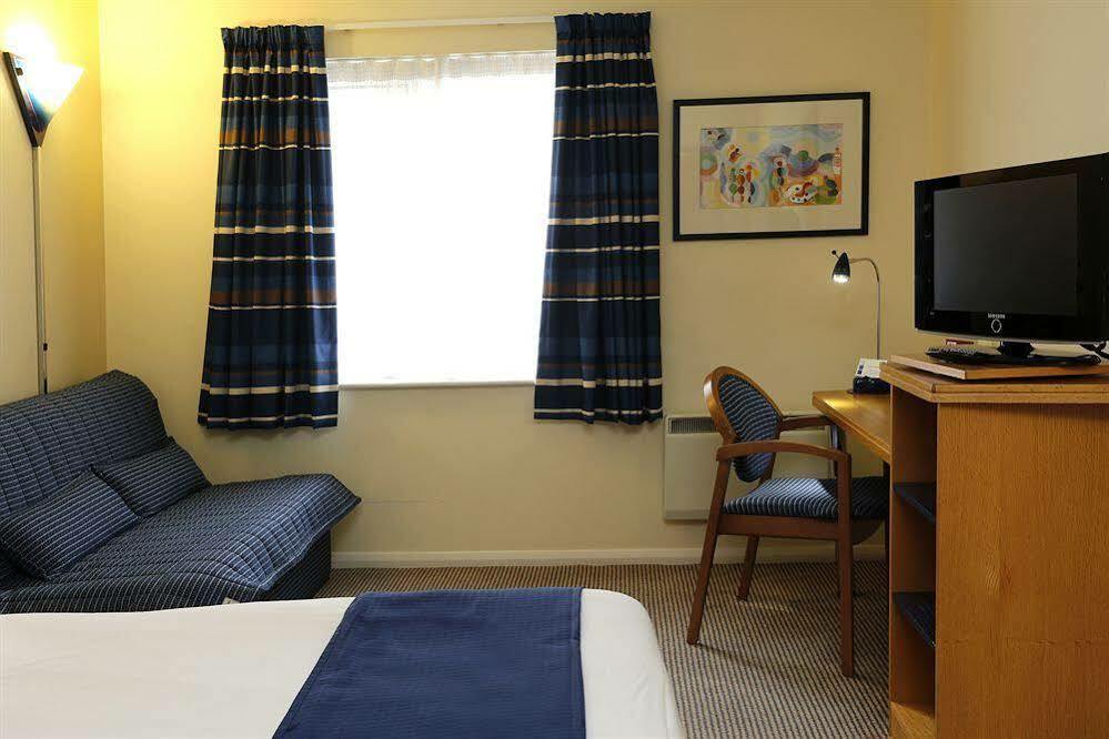 Holiday Inn Express Peterborough By Ihg Exterior foto